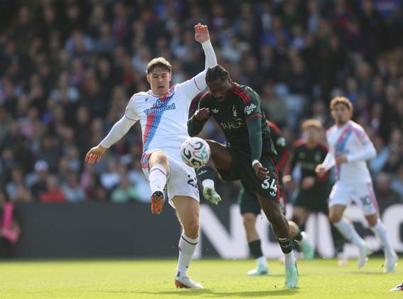 Premier League - Crystal Palace v Nottingham Forest LONDON, ENGLAND, OCTOBER 11: Jorgen Strand Larsen of Crystal Palace battles for the ball with Ola Aina of Nottingham Forest during The Premier League match between Crystal Palace v Nottingham Forest at Selhurst Park Stadium, London, England, on October 11. (Photo by Daniel Weir) London Selhurst Park Stadium England Copyright: xDanielxWeir SportsxPressxPhotox Sportspressphoto_SPR252393