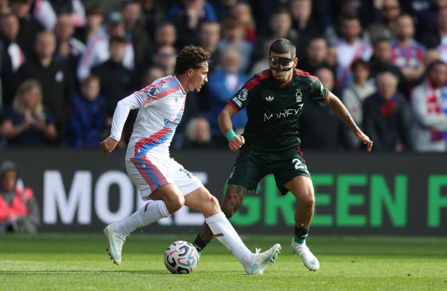 Premier League - Crystal Palace v Nottingham Forest LONDON, ENGLAND, OCTOBER 11: Yeremi Pino of Crystal Palace battles for the ball with Daniel Munoz of Nottingham Forest during The Premier League match between Crystal Palace v Nottingham Forest at Selhurst Park Stadium, London, England, on October 11. (Photo by Daniel Weir) London Selhurst Park Stadium England Copyright: xDanielxWeir SportsxPressxPhotox Sportspressphoto_SPR252406