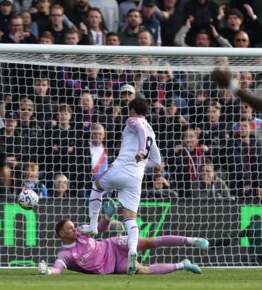 Premier League - Crystal Palace v Nottingham Forest LONDON, ENGLAND, OCTOBER 11: GOAL 1-1, Daichi Kamada of Crystal Palace scores a goal to make the score 1-1 during The Premier League match between Crystal Palace v Nottingham Forest at Selhurst Park Stadium, London, England, on October 11. (Photo by Daniel Weir) London Selhurst Park Stadium England Copyright: xDanielxWeir SportsxPressxPhotox Sportspressphoto_SPR252413