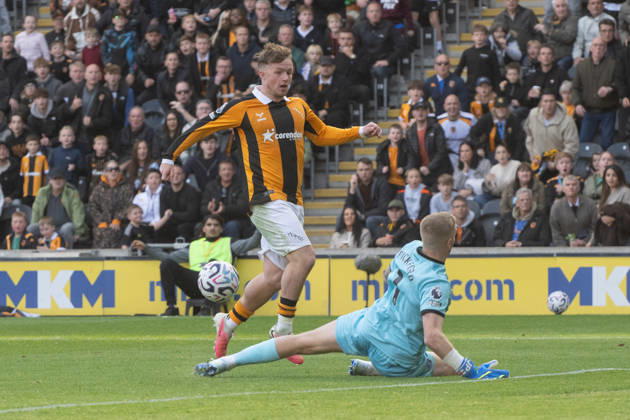 Hull City v Everton Premier League Joe Gelhardt of Hull City clip s the ball past Everton goalkeeper Jordan Pickford for his sides first goal during the Premier League match between Hull City and Everton at the MKM Stadium, Hull. 11 10 2026 UK Newspapers OUT Copyright: xMattxWilkinsonx FIL-24041-0112