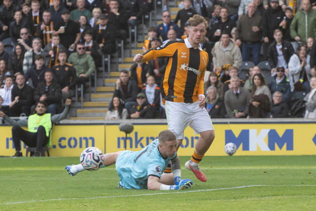 Hull City v Everton Premier League Joe Gelhardt of Hull City clip s the ball past Everton goalkeeper Jordan Pickford for his sides first goal during the Premier League match between Hull City and Everton at the MKM Stadium, Hull. 11 10 2026 UK Newspapers OUT Copyright: xMattxWilkinsonx FIL-24041-0113