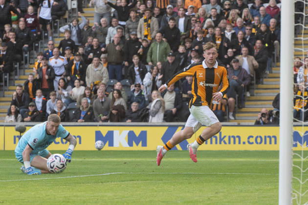 Hull City v Everton Premier League Joe Gelhardt of Hull City clip s the ball past Everton goalkeeper Jordan Pickford for his sides first goal during the Premier League match between Hull City and Everton at the MKM Stadium, Hull. 11 10 2026 UK Newspapers OUT Copyright: xMattxWilkinsonx FIL-24041-0115