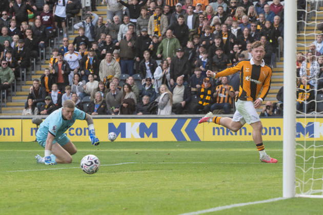 Hull City v Everton Premier League Joe Gelhardt of Hull City clip s the ball past Everton goalkeeper Jordan Pickford for his sides first goal during the Premier League match between Hull City and Everton at the MKM Stadium, Hull. 11 10 2026 UK Newspapers OUT Copyright: xMattxWilkinsonx FIL-24041-0116