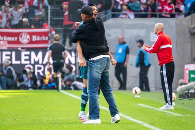 Deutschland: 1.Bundesliga 2026 2027, 5. Spieltag, 1.FC Köln vs Borussia Mönchengladbach, Sonntag, 11.10.2026 RheinEnergie-Stadion (Köln-Nordrhein-Westfalen): Tor und Torjubel zum 1:1 durch Joe Scally (Borussia Mönchengladbach, 29). Freude, Emotionen, Jubel, Trainer Alxander Blessin (Cheftrainer, Borussia Mönchengladbach) mit Kevin Diks (Borussia Mönchengladbach, 4) Köln RheinEnergier-Stadion, Köln Deutschland Copyright: xOrhanxHabashx