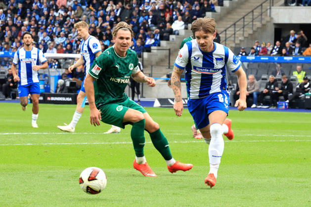 11.10.2026, DEU GER, Fussball , 2.Fussballbundesliga , Spieltag, Saison 2026 2027, Berliner Olympiastadion, Hertha BSC vs. Greuther Fuerth Mads Pedersen ( Hertha BSC Berlin 22 ), Felix Klaus ( Greuther Fuerth 30 ) 2. Liga: DFB DFL regulations prohibit any use of photographs as image sequences and or quasi-video) nordphoto GmbH Engler Berlin Berliner Olympiastadion Berlin Deutschland Copyright: xNordphotox xEnglerx