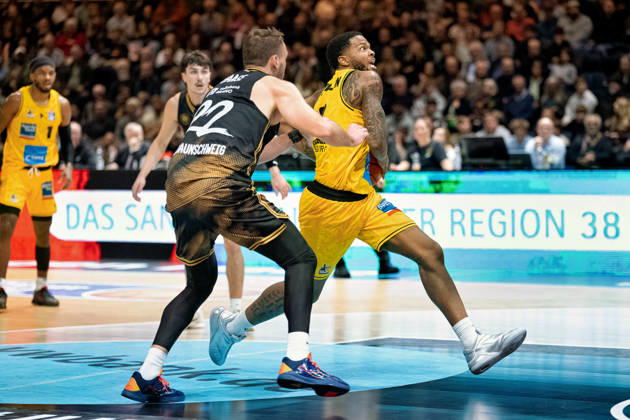 David Joplin (Nr. 2 MHP Riesen Ludwigsburg) gegen Felipe Haase (Nr. 22 Basketball Loewen Braunschweig) GER, Basketball Loewen Braunschweig gegen MHP Riesen Ludwigsburg, Basketball, easyCredit BBL, Woche 3, Spielzeit 2026 27, 11.10.2026 GER, Basketball Loewen Braunschweig gegen MHP Riesen Ludwigsburg, Basketball, easyCredit BBL, Woche 3, Spielzeit 2026 27, 11.10.2026 Braunschweig Copyright: xEibner-Pressefoto DanielxREINELTx EP_DRT