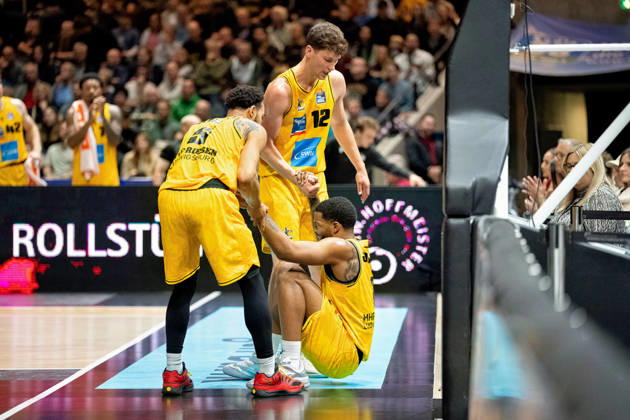David Joplin (Nr. 2 MHP Riesen Ludwigsburg) am Boden it Ish Leggett (Nr. 5 MHP Riesen Ludwigsburg) und Patrick Cartier (Nr. 12 MHP Riesen Ludwigsburg) GER, Basketball Loewen Braunschweig gegen MHP Riesen Ludwigsburg, Basketball, easyCredit BBL, Woche 3, Spielzeit 2026 27, 11.10.2026 GER, Basketball Loewen Braunschweig gegen MHP Riesen Ludwigsburg, Basketball, easyCredit BBL, Woche 3, Spielzeit 2026 27, 11.10.2026 Braunschweig Copyright: xEibner-Pressefoto DanielxREINELTx EP_DRT