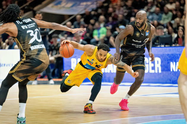 Ish Leggett (Nr. 5 MHP Riesen Ludwigsburg) gegen Sheldon Edwards (Nr. 13 Basketball Loewen Braunschweig) und Chip Flanigan (Nr. 30 Basketball Loewen Braunschweig) GER, Basketball Loewen Braunschweig gegen MHP Riesen Ludwigsburg, Basketball, easyCredit BBL, Woche 3, Spielzeit 2026 27, 11.10.2026 GER, Basketball Loewen Braunschweig gegen MHP Riesen Ludwigsburg, Basketball, easyCredit BBL, Woche 3, Spielzeit 2026 27, 11.10.2026 Braunschweig Copyright: xEibner-Pressefoto DanielxREINELTx EP_DRT