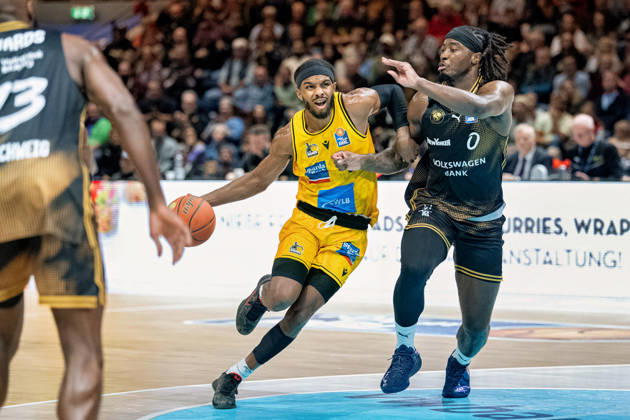 Justin Kier (Nr. 1 MHP Riesen Ludwigsburg) gegen Zaba Bangala (Nr. 0 Basketball Loewen Braunschweig) GER, Basketball Loewen Braunschweig gegen MHP Riesen Ludwigsburg, Basketball, easyCredit BBL, Woche 3, Spielzeit 2026 27, 11.10.2026 GER, Basketball Loewen Braunschweig gegen MHP Riesen Ludwigsburg, Basketball, easyCredit BBL, Woche 3, Spielzeit 2026 27, 11.10.2026 Braunschweig Copyright: xEibner-Pressefoto DanielxREINELTx EP_DRT
