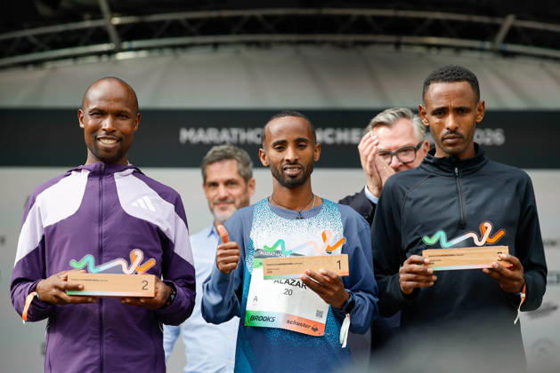 München Marathon 2026; München, 11.10.2026 Alazar TEREFA (ETH) gewinnt den München Marathon 2026 mit großem Vorsprung in einer Zeit von 02:10:51, gefolgt von Hosea TUWEI (KEN) in 02:15:03 und Gebre MELSEA MULU (ETH) in 02:24:46. Hosea TUWEI (KEN), Fabian SCHÄFER (Veranstalter und Geschäftsführer der Laufstatt Event gGmbH), Josef SCHMID (Bayerische Staatsminister der Justiz), Gebre MELSEA MULU (ETH); München, 11.10.2026 Copyright: xBEAUTIFULxSPORTS Kellererx