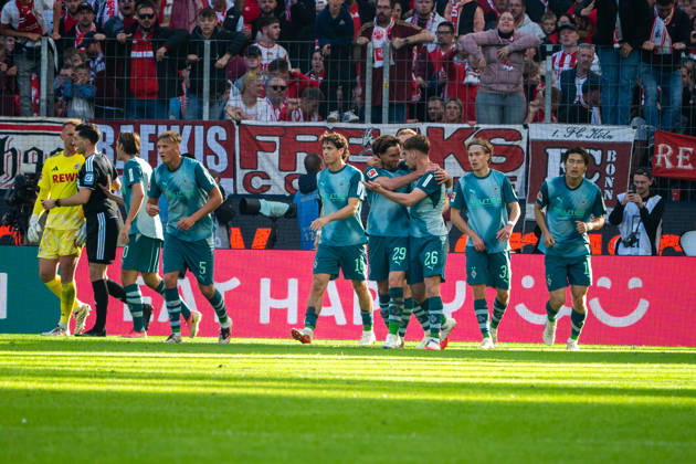 Deutschland: 1.Bundesliga 2026 2027, 5. Spieltag, 1.FC Köln vs Borussia Mönchengladbach, Sonntag, 11.10.2026 RheinEnergie-Stadion (Köln-Nordrhein-Westfalen): Tor und Torjubel zum 1:1 durch Joe Scally (Borussia Mönchengladbach, 29). Freude, Emotionen, Jubel mit Philipp Sander (Borussia Mönchengladbach,16) Hugo Bolin (Borussia Mönchengladbach, 38) Köln RheinEnergier-Stadion, Köln Deutschland Copyright: xOrhanxHabashx