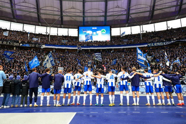 11.10.2026, DEU GER, Fussball , 2.Fussballbundesliga , Spieltag, Saison 2026 2027, Berliner Olympiastadion, Hertha BSC vs. Greuther Fuerth Hertha-Spielerkreis, Hertha-BSC Fans, Jubel, jubelt, Freude, Glueck, gluecklich, positive Emotionen, Anzeigetafel mit dem Endergebnis, 2:1 2. Liga: DFB DFL regulations prohibit any use of photographs as image sequences and or quasi-video) nordphoto GmbH Engler Berlin Berliner Olympiastadion Berlin Deutschland Copyright: xNordphotox xEnglerx