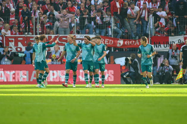 11.10.2026, GER, Fussball, Herren, Bundesliga , 1. Bundesliga, Saison 2026 2027, 1. FC Köln - VfL Borussia Mönchengladbach Joe Scally (BMG) Torjubel, jubelt mit seiner Mannschaft nach dem Treffer zum 1:1 Copyright: xSvenxHanischx
