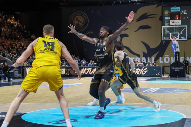 11.10.2026, xgox, Basketball - easyCredit BBL, Basketball Loewen Braunschweig - MHP RIESEN Ludwigsburg emspor, v.l. Jonas Wohlfarth Bottermann (Ludwigsburg, 18), Zaba Bangala (Braunschweig, 0) Zweikampf, Duell, Kampf, tackle Braunschweig