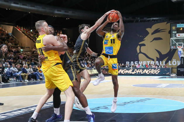 11.10.2026, xgox, Basketball - easyCredit BBL, Basketball Loewen Braunschweig - MHP RIESEN Ludwigsburg emspor, v.l. Gian Aydinoglu (Braunschweig, 4), Darius Perry (Ludwigsburg, 11) Zweikampf, Duell, Kampf, tackle Braunschweig