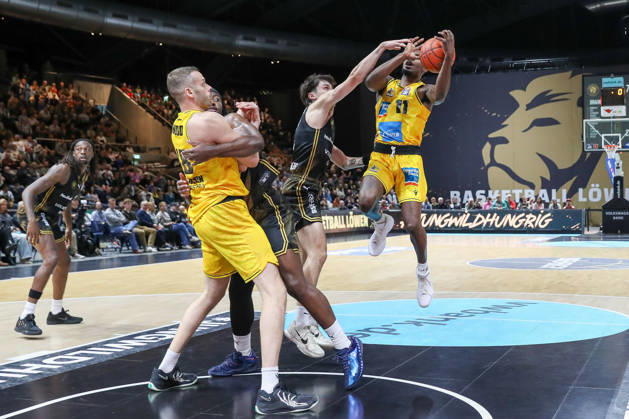 11.10.2026, xgox, Basketball - easyCredit BBL, Basketball Loewen Braunschweig - MHP RIESEN Ludwigsburg emspor, v.l. Gian Aydinoglu (Braunschweig, 4), Darius Perry (Ludwigsburg, 11) Zweikampf, Duell, Kampf, tackle Braunschweig