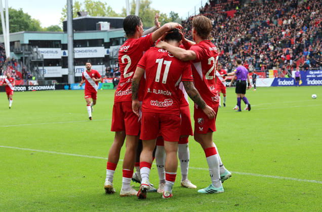 UTRECHT - FC Utrecht forward Angel Alarcon celebrates the goal with teammates during the Vriendenloterij Eredivisie match between FC Utrecht and Willem II at Stadion Galgenwaard on 11 October 2026 in Utrecht, Netherlands. PETER LOUS EYE4IMAGES DeFodi Images -
