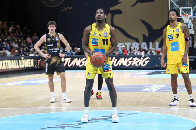 11.10.2026, xgox, Basketball - easyCredit BBL, Basketball Loewen Braunschweig - MHP RIESEN Ludwigsburg emspor, v.l. Darius Perry (Ludwigsburg, 11) am Ball, plays the ball Braunschweig