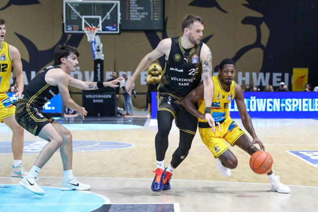 11.10.2026, xgox, Basketball - easyCredit BBL, Basketball Loewen Braunschweig - MHP RIESEN Ludwigsburg emspor, v.l. Felipe Haase Thiers (Braunschweig, 22), Darius Perry (Ludwigsburg, 11) Zweikampf, Duell, Kampf, tackle Braunschweig