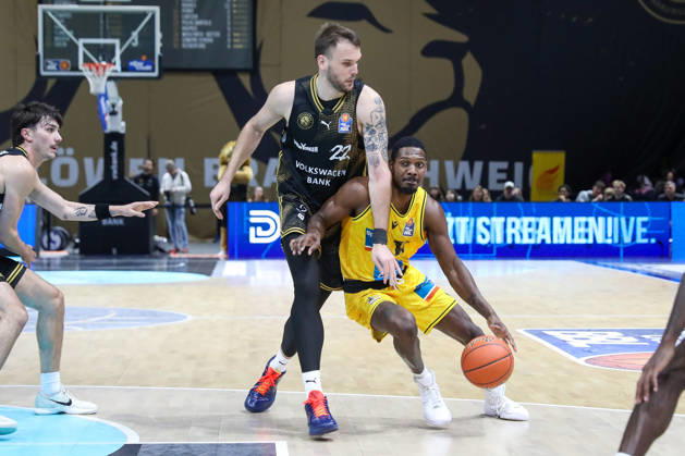 11.10.2026, xgox, Basketball - easyCredit BBL, Basketball Loewen Braunschweig - MHP RIESEN Ludwigsburg emspor, v.l. Felipe Haase Thiers (Braunschweig, 22), Darius Perry (Ludwigsburg, 11) Zweikampf, Duell, Kampf, tackle Braunschweig
