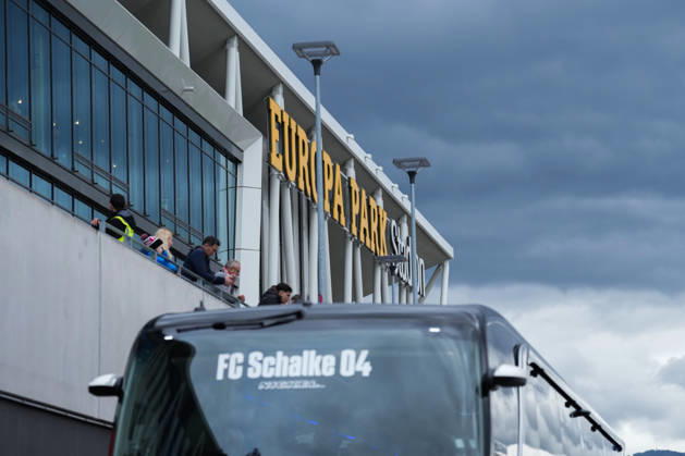 1. Bundesliga: SC Freiburg vs FC Schalke 04, 11.10.2026 FC Schalke 04 Bus vor dem Europa-Park Stadion 1. Bundesliga: SC Freiburg vs FC Schalke 04, Europa-Park-Stadion, 11.10.2026 DFB DFL REGULATIONS PROHIBIT ANY USE OF PHOTOGRAPHS AS IMAGE SEQUENCES AND OR QUASI-VIDEO. Copyright: xBEAUTIFULxSPORTS Boscox