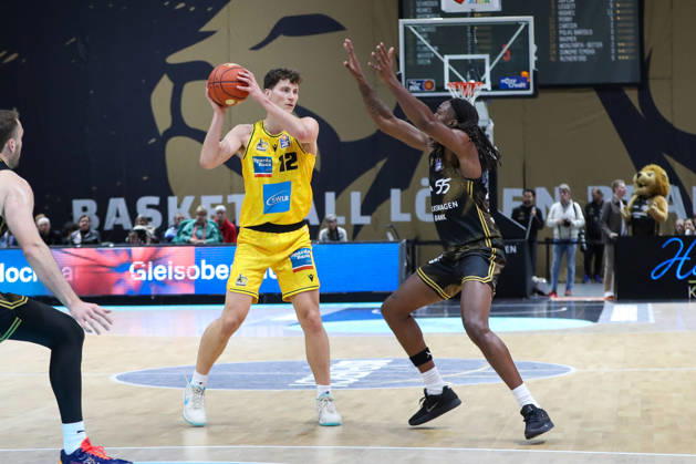 11.10.2026, xgox, Basketball - easyCredit BBL, Basketball Loewen Braunschweig - MHP RIESEN Ludwigsburg emspor, v.l. Patrick Cartier (Ludwigsburg, 12), Tajh Green (Braunschweig, 55) Zweikampf, Duell, Kampf, tackle Braunschweig