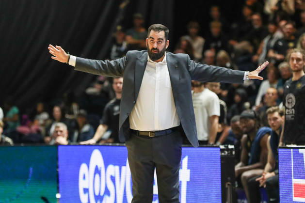11.10.2026, xgox, Basketball - easyCredit BBL, Basketball Loewen Braunschweig - MHP RIESEN Ludwigsburg emspor, v.l. Ramon Diaz Sanchez (Braunschweig, Trainer) gibt Anweisungen, gestikuliert mit den Armen, gesticulate, gives instructions Braunschweig
