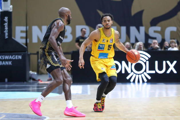 11.10.2026, xgox, Basketball - easyCredit BBL, Basketball Loewen Braunschweig - MHP RIESEN Ludwigsburg emspor, v.l. Sheldon Edwards (Braunschweig, 13), Ishmael Leggett (Ludwigsburg, 5) Zweikampf, Duell, Kampf, tackle Braunschweig