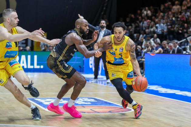 11.10.2026, xgox, Basketball - easyCredit BBL, Basketball Loewen Braunschweig - MHP RIESEN Ludwigsburg emspor, v.l. Sheldon Edwards (Braunschweig, 13), Ishmael Leggett (Ludwigsburg, 5) Zweikampf, Duell, Kampf, tackle Braunschweig