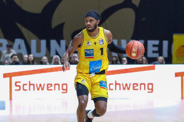 11.10.2026, xgox, Basketball - easyCredit BBL, Basketball Loewen Braunschweig - MHP RIESEN Ludwigsburg emspor, v.l. Justin Kier (Ludwigsburg, 1) am Ball, plays the ball Braunschweig
