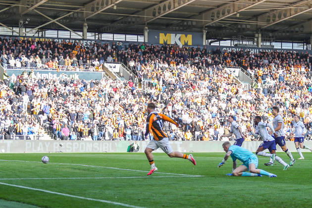 Hull City v Everton, Premier League Joe Gelhardt Of Hull City scores a GOAL 1-0 during the Hull City v Everton Premier League match at the MKM Stadium, Hull, England on 11 October 2026 Credit: Lee Keuneke Every Second Media Editorial use only. All images are copyright Every Second Media Limited. No images may be reproduced without prior permission. All rights reserved. Premier League and Football League images are subject to licensing agreements with Football DataCo Limited. see https: www.football-dataco.com Copyright: xIMAGO EveryxSecondxMediax ESM-2204-0033 LeexKeunekex xEveryxSecondxMediax