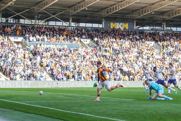 Hull City v Everton, Premier League Joe Gelhardt Of Hull City scores a GOAL 1-0 during the Hull City v Everton Premier League match at the MKM Stadium, Hull, England on 11 October 2026 Credit: Lee Keuneke Every Second Media Editorial use only. All images are copyright Every Second Media Limited. No images may be reproduced without prior permission. All rights reserved. Premier League and Football League images are subject to licensing agreements with Football DataCo Limited. see https: www.football-dataco.com Copyright: xIMAGO EveryxSecondxMediax ESM-2204-0034 LeexKeunekex xEveryxSecondxMediax