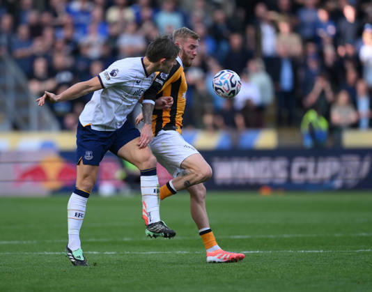Hull City v Everton Premier League Hull City s Oli McBurnie (right) and Everton s James Tarkowski battle for the ball during the Premier League match at the MKM Stadium, Hull 11 10 2026 UK Newspapers OUT Copyright: xDanielxHamburyx FIL-24042-0048