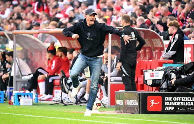 Cologne, Germany, 1. Bundesliga, Matchday 5, Rhein-Energie-Stadium Cologne, 1. FC Köln vs Bor. Mönchengladbach; Headcoach Alexander Blessin (BMG) celebrates after the goal to 1:1. Celebration, Joy, Action.