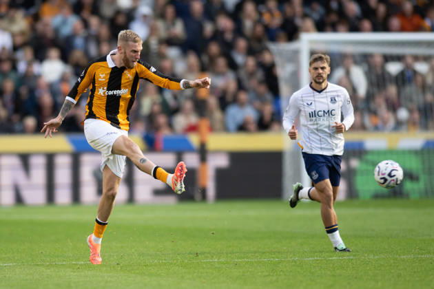 Hull City v Everton Premier League Oliver McBurnie with an assist for Joe Gelhardt of Hull City during the Premier League match between Hull City and Everton at the MKM Stadium, Hull. 11 10 2026 UK Newspapers OUT Copyright: xMattxWilkinsonx FIL-24041-0122