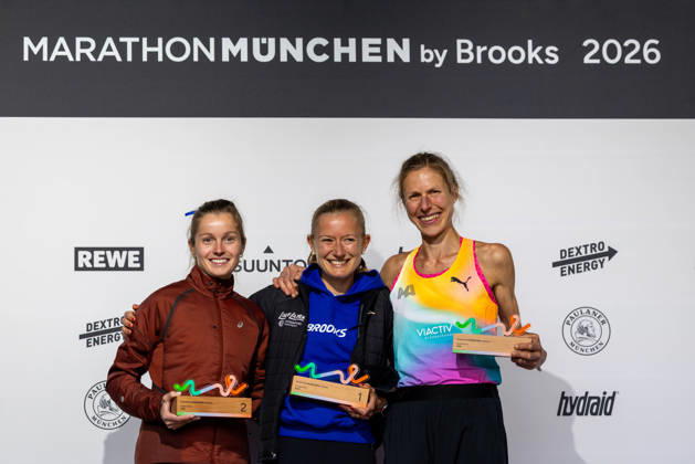 München Marathon 2026; München, 11.10.2026 Katharina SAATHOFF (GER Braunschweiger Laufclub),Nina REUTER (GER Frankfurt Athletics), Kirsten DE BAEY-RUZIN (GER Munich Athletics) bei der Siegerehrung des München Marathons 2026; München, 11.10.2026 Copyright: xBEAUTIFULxSPORTS Kellererx