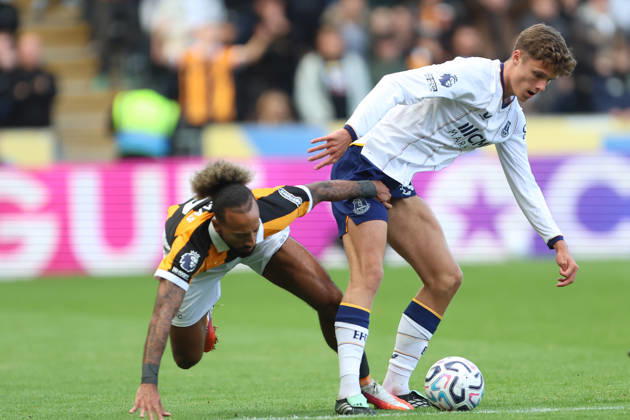 RECORD DATE NOT STATED 11th October 2026; MKM Stadium, Hull, England; Premier League Football, Hull City versus Everton; Harrison Armstrong of Everton holds off Sorba Thomas of Hull City DavexLofthouse