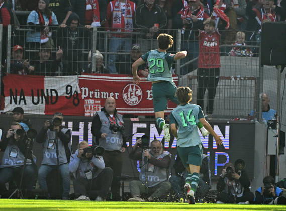 11.10.2026; Koeln; Fussball, Herren, Saison 2026 2027, 1. FC Koeln vs. Borussia Moenchengladbach Torjubel Gladbach, hier Torschuetze Joe Scally (Gladbach, 29) nach dem Tor zum 1-1 vor der Koelner Fankurve DFL regulations prohibit any use of photographs as image sequences and or quasi-video. Rhein-Energie-Stadion Nordrhein-Westfalen Deutschland