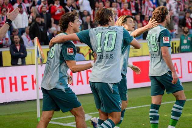 Die Spieler von Gladbach Jubel Freude Emotion Torjubel Torschuetze Torschütze Joe Scally (Moenchengladbach 29) 11.10.2026 ¢ Fussball ¢ 1. FC Koeln vs Borussia Moenchengladbach, RheinEnergieStadion, Koeln, DFB DFL REGULATIONS PROHIBIT ANY USE OF PHOTOGRAPHS AS IMAGE SEQUENCES AND OR QUASI-VIDEO NRW Germany