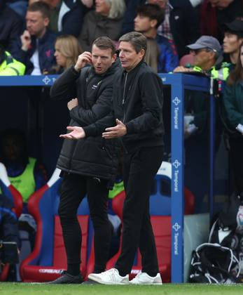 Premier League - Crystal Palace v Nottingham Forest LONDON, ENGLAND, OCTOBER 11: Oliver Glasner Manager of Nottingham Forest looks disappointed, dejected & frustrated during The Premier League match between Crystal Palace v Nottingham Forest at Selhurst Park Stadium, London, England, on October 11. (Photo by Daniel Weir) London Selhurst Park Stadium England Copyright: xDanielxWeir SportsxPressxPhotox Sportspressphoto_SPR252429