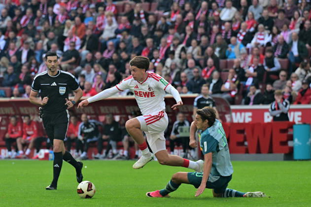 11.10.2026; Koeln; Fussball, Herren, Saison 2026 2027, 1. FC Koeln vs. Borussia Moenchengladbach Zweikampf zwischen v. li. Mikey Moore (Koeln), Florian Neuhaus (Gladbach) DFL regulations prohibit any use of photographs as image sequences and or quasi-video. Rhein-Energie-Stadion Nordrhein-Westfalen Deutschland