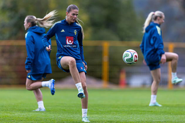261011 Bella Andersson of Sweden during a training session on October 11, 2026 in Stockholm. Photo: Caisa Rasmussen BILDBYRAN COP 353 CR0079 fotboll football soccer fotball träning practice training sverige sweden dam bbeng Copyright: CAISAxRASMUSSEN BB261011CR011