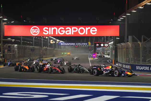 FORMULA 1 SINGAPORE AIRLINES SINGAPORE GRAND PRIX 2026 Max Verstappen (NED) 3 Red Bull Racing, the race start, during the Formula 1 Singapore Airlines Singapore Grand Prix 2026, Round 17 of the 2026 Formula 1 World Championship, WM, Weltmeisterschaft from 9th - 11th October 2026 at the Marina Bay Street Circuit, Singapore. Credit: Robbie Hoad Every Second Media Editorial use only. All images are copyright Every Second Media Limited. No images may be reproduced without prior permission. Copyright: xIMAGO EveryxSecondxMediax ESM-2203-0619 RobbiexHoadx xEveryxSecondxMediax