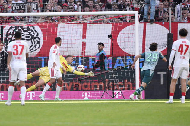 Joe Scally (Borussia Moenchengladbach), re., erzielt gegen Torwart Marvin Schwäbe (1.FC Koeln) das Tor zum 1:1 11.10.2026, Fussball 1. Bundesliga, Saison 2026 2027, 5. Spieltag, 1. FC Köln - Borussia Mönchengladbach DFL regulations prohibit any use of photographs as image sequences and or quasi-video Koeln Rhein-Energie-Stadion Nordrhein Westfalen Deutschland
