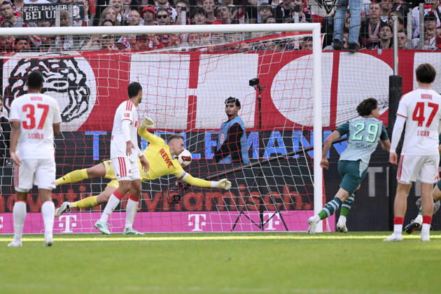 Joe Scally (Borussia Moenchengladbach), re., erzielt gegen Torwart Marvin Schwäbe (1.FC Koeln) das Tor zum 1:1 11.10.2026, Fussball 1. Bundesliga, Saison 2026 2027, 5. Spieltag, 1. FC Köln - Borussia Mönchengladbach DFL regulations prohibit any use of photographs as image sequences and or quasi-video Koeln Rhein-Energie-Stadion Nordrhein Westfalen Deutschland