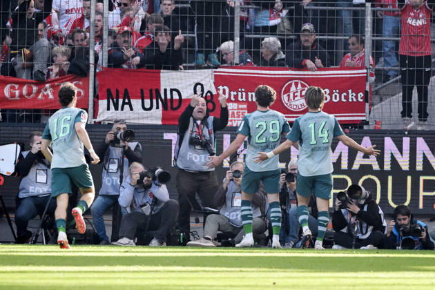 Joe Scally (Borussia Moenchengladbach), mi., jubelt vor dem Kölner Fanblock, hinten ein Fotograf mit einer unschönen Geste 11.10.2026, Fussball 1. Bundesliga, Saison 2026 2027, 5. Spieltag, 1. FC Köln - Borussia Mönchengladbach DFL regulations prohibit any use of photographs as image sequences and or quasi-video Koeln Rhein-Energie-Stadion Nordrhein Westfalen Deutschland