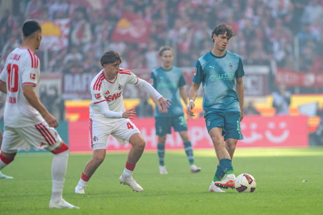 Mikey Moore (1.FC Koeln, 47) attackiert Philipp Sander (Borussia Moenchengladbach, 16), Zweikampf 1.FC Köln vs. Borussia Moenchengladbach, Fussball, Bundesliga, 5.Spieltag, Saison 2026 27, 12.10.2026, DFL REGULATIONS PROHIBIT ANY USE OF PHOTOGRAPHS AS IMAGE SEQUENCES AND OR QUASI-VIDEO, 1.FC Köln vs. Borussia Moenchengladbach, Fussball, Bundesliga, 5.Spieltag, Saison 2026 27, 12.10.2026 Köln Copyright: xEibner-Pressefoto LukasxBaldygax EP_LBA
