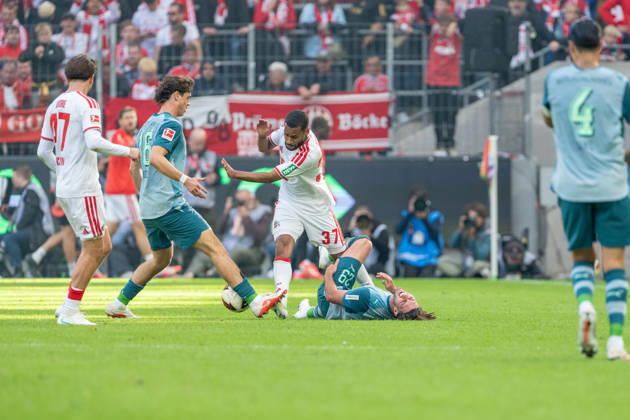 Mikey Moore (1.FC Koeln, 47), Philipp Sander (Borussia Moenchengladbach, 16) mit Linton Maina (1.FC Koeln, 37) im Zweikampf, Joe Scully (Borussia Moenchengladbach, 29) liegt mit Schmerzen am Boden 1.FC Köln vs. Borussia Moenchengladbach, Fussball, Bundesliga, 5.Spieltag, Saison 2026 27, 12.10.2026, DFL REGULATIONS PROHIBIT ANY USE OF PHOTOGRAPHS AS IMAGE SEQUENCES AND OR QUASI-VIDEO, 1.FC Köln vs. Borussia Moenchengladbach, Fussball, Bundesliga, 5.Spieltag, Saison 2026 27, 12.10.2026 Köln Copyright: xEibner-Pressefoto LukasxBaldygax EP_LBA