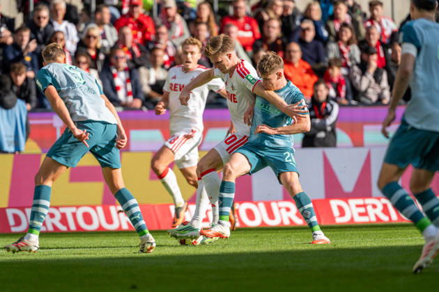 Marius Buelter (1.FC Koeln, 30) imZweikampf mit Lukas Ullrich (Borussia Moenchengladbach, 26) 1.FC Köln vs. Borussia Moenchengladbach, Fussball, Bundesliga, 5.Spieltag, Saison 2026 27, 12.10.2026, DFL REGULATIONS PROHIBIT ANY USE OF PHOTOGRAPHS AS IMAGE SEQUENCES AND OR QUASI-VIDEO, 1.FC Köln vs. Borussia Moenchengladbach, Fussball, Bundesliga, 5.Spieltag, Saison 2026 27, 12.10.2026 Köln Copyright: xEibner-Pressefoto LukasxBaldygax EP_LBA