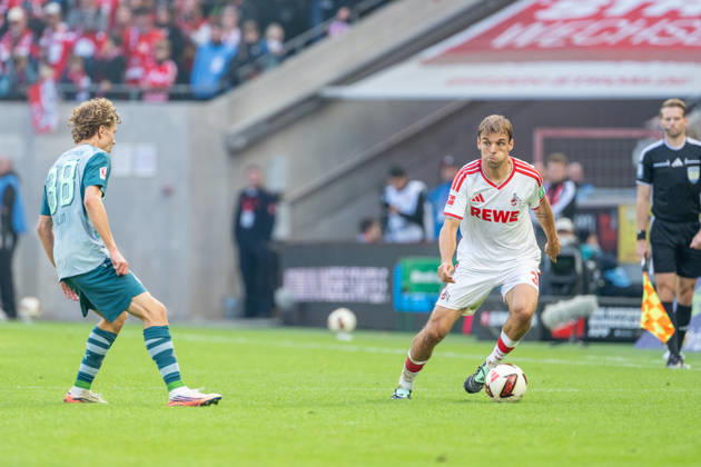 Hugo Bolin (Borussia Moenchengladbach, 38) attackiert, Julian Pauli (1.FC Koeln, 03) 1.FC Köln vs. Borussia Moenchengladbach, Fussball, Bundesliga, 5.Spieltag, Saison 2026 27, 12.10.2026, DFL REGULATIONS PROHIBIT ANY USE OF PHOTOGRAPHS AS IMAGE SEQUENCES AND OR QUASI-VIDEO, 1.FC Köln vs. Borussia Moenchengladbach, Fussball, Bundesliga, 5.Spieltag, Saison 2026 27, 12.10.2026 Köln Copyright: xEibner-Pressefoto LukasxBaldygax EP_LBA